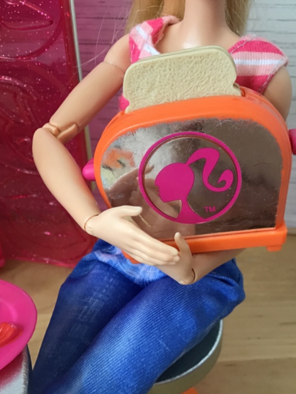 2010 Barbie Glam Fridge and Accessories - Picture 3 of 14